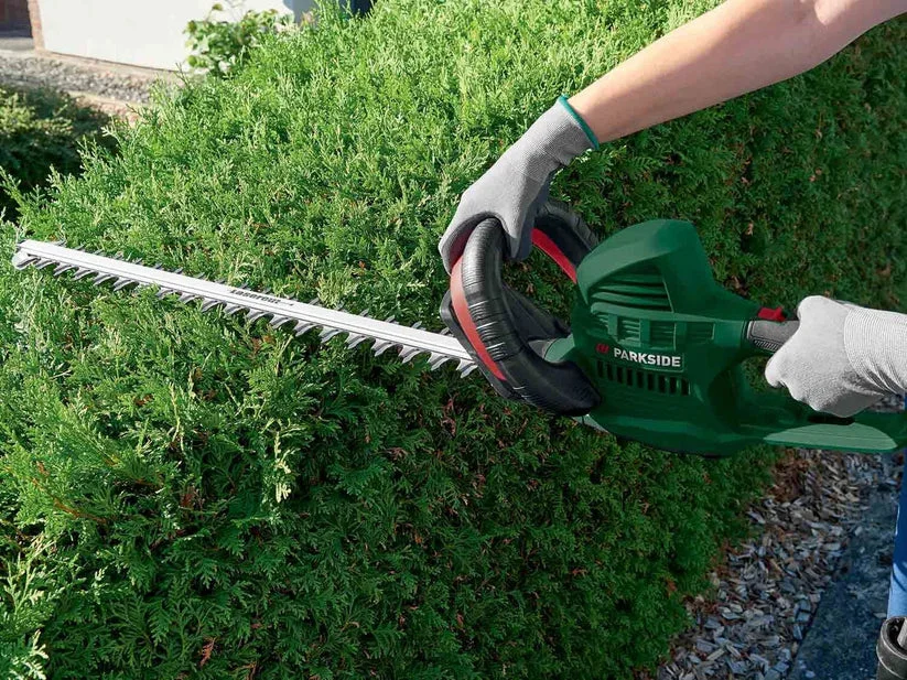 PARKSIDE® Cisaille électrique 650 W - En utilisation sur haie